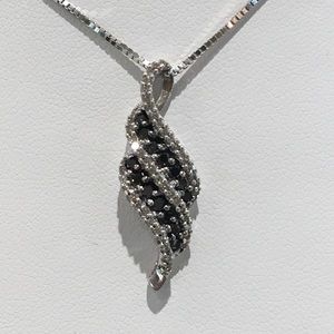 ✨Zales Black and White Diamond necklace✨